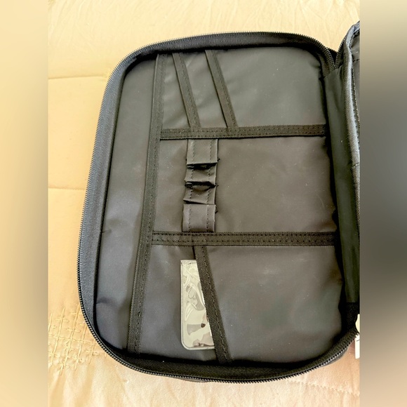 LIKE NEW Bible cover/carrier has pockets & storage, includes highlighter. - Picture 3 of 10